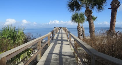 WATERFRONT Location - Steps to Beach & Pool - King Bed - COUPLES.