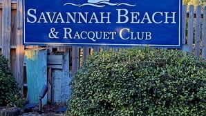 Schild für Savannah Beach & Racquet Club mit einem Segelboot-Logo.