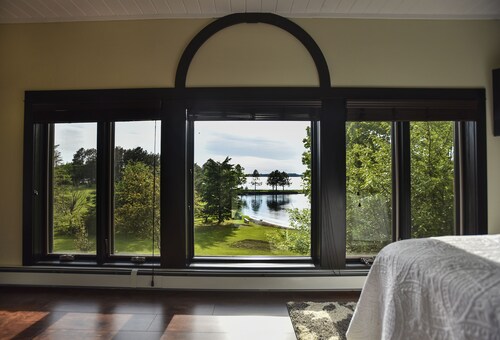 Completely remodeled 4bd/2ba Lake Home, Near Snowmobile Trails and a Gas Station