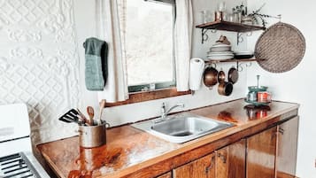 Fridge, oven, stovetop, coffee/tea maker