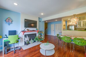 Smart TV, Netflix, Hulu, toys - /GVH2/Shortest Walk2Disney+Stylish+Pool+Spa+Wifi+Netflix+2 Parking+++ (Anaheim)