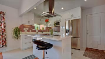 Réfrigérateur, micro-ondes, plaque de cuisson, lave-vaisselle