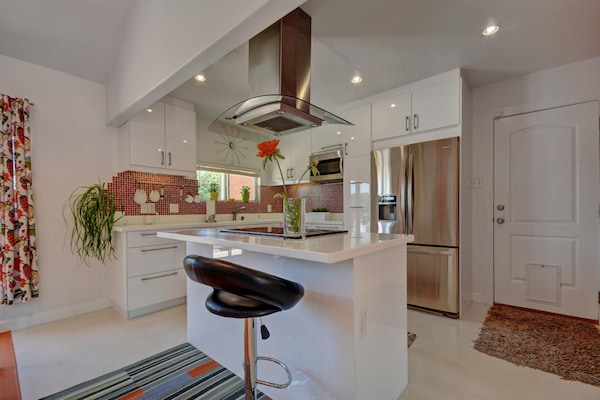 Réfrigérateur, micro-ondes, plaque de cuisson, lave-vaisselle