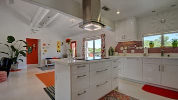 Fridge, microwave, stovetop, dishwasher