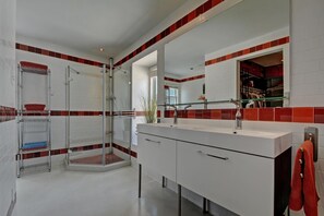 Dusche, Haartrockner, Handtücher, Seife