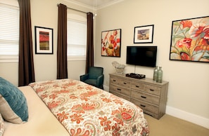 2 bedrooms, iron/ironing board, free WiFi, bed sheets - Historic Cottage Yellow Door in Midtown (Memphis)