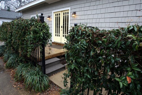 Historic Cottage Yellow Door in Midtown 