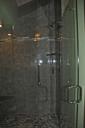 Een douche, een haardroger, handdoeken, zeep