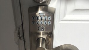 Ovi, jossa on numeronäppäimistöllä varustettu lukko ja vipukahva.