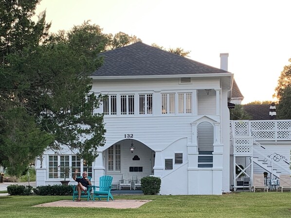 A white two-story house with a number 132 on the front. - Casa de Flora B- Relaxed Elegance in historic St Augustine 🚭 (St Augustine)