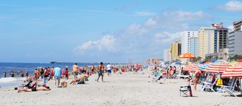 Beautiful Comfortable Townhome, One Block from Beach!