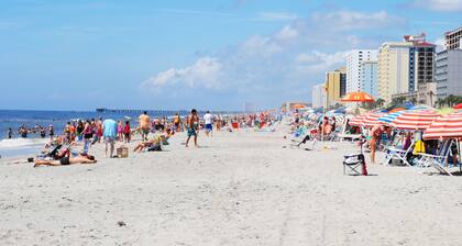 Beautiful Comfortable Townhome, One Block from Beach!