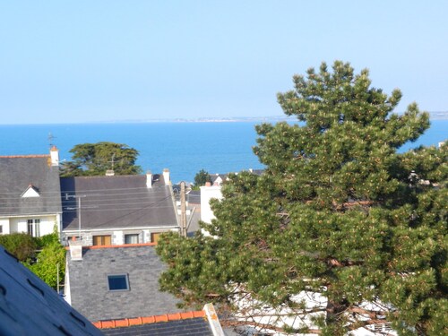 Large family home and comfortable near shops and beach