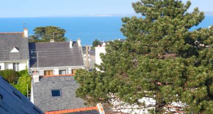 Large family home and comfortable near shops and beach