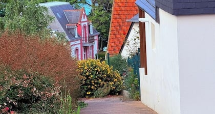 Large family home and comfortable near shops and beach