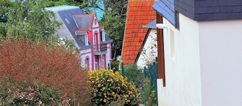 Large family home and comfortable near shops and beach