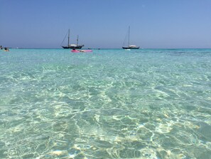 Platja a a prop i tovalloles de platja 