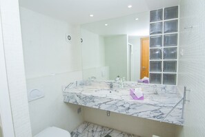 Bathtub, hair dryer, bidet, towels - Luxury Apartment with pool on Marina De Lagos (Lagos)