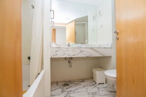 Bathtub, hair dryer, bidet, towels - Luxury Apartment with pool on Marina De Lagos (Lagos)