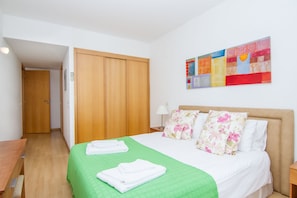 2 chambres, fer et planche à repasser, lit de bébé portatif