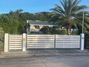 المنطقة المحيطة بالمنشأة