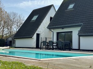Outdoor pool, a heated pool - VILLA WITH PRIVATE HEATED AND OPEN SWIMMING POOL (MID-APRIL TO MID-SEPTEMBER) (Le Touquet-Paris-Plage)