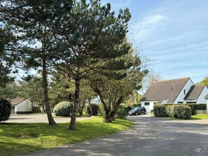 Property grounds - VILLA WITH PRIVATE HEATED AND OPEN SWIMMING POOL (MID-APRIL TO MID-SEPTEMBER) (Le Touquet-Paris-Plage)