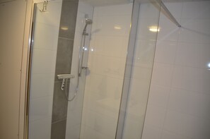 Shower, hair dryer, towels, soap - Apartment "On the Quellberg" (Dülmen)