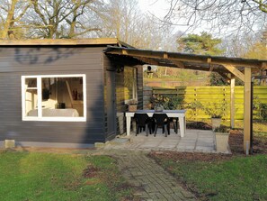 Outdoor dining - Rustic log cabin / chalet in a quiet location in the middle of nature in East Friesland (Großefehn)