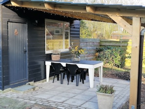 Outdoor dining - Rustic log cabin / chalet in a quiet location in the middle of nature in East Friesland (Großefehn)