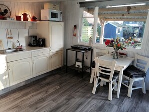 Fridge, microwave, stovetop, coffee/tea maker - Rustic log cabin / chalet in a quiet location in the middle of nature in East Friesland (Großefehn)