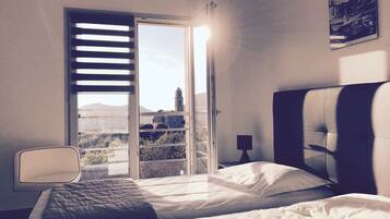 3 bedrooms, desk, iron/ironing board, WiFi (free)