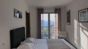 3 bedrooms, desk, iron/ironing board, WiFi (free)