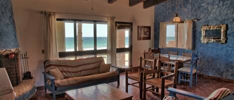 Fernseher, Kamin, DVD-Player