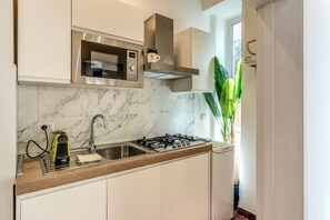 Refrigerador, microondas, placa de cocina, lavavajillas