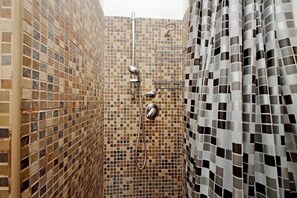 Bruser, hårtørrer, bidet, håndklæder