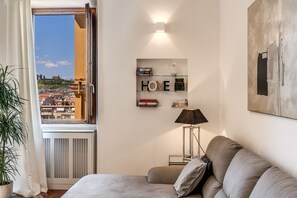 TV connectée, livres, vidéothèque, chaîne hi-fi