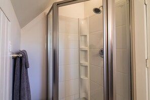 Sèche-cheveux, serviettes fournies, savon, shampoing