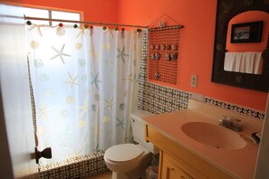 Douche, serviettes fournies, savon, papier toilette