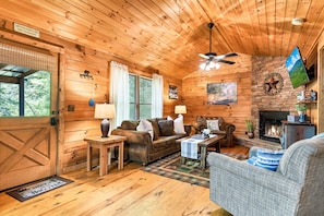 Flat-screen TV, fireplace, DVD player