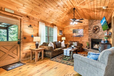 OUTDOOR FIREPIT*Hot Tub*Wood Fireplace*Private gated Road*Community Pool*Sleep 6