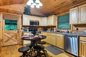 Fridge, microwave, oven, stovetop - OUTDOOR FIREPIT*Hot Tub*Wood Fireplace*Private gated Road*Community Pool*Sleep 6 (Townsend)