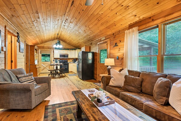 Flat-screen TV, fireplace, DVD player