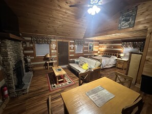 Een smart-tv, een open haard en een dvd-speler