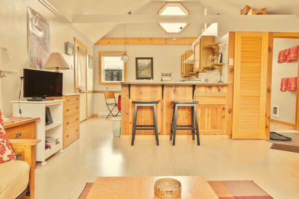 Televisión, reproductor de DVD, biblioteca musical y estéreo 