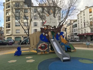 Children's area - 2 Br Terrace Apt in A Private House, 4 Guests, Room Service, Spa, Art (Paris)