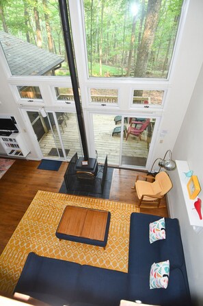 Smart TV, fireplace - Autumn Wings -wifi, screen porch, pool access, hiking, family friendly (Berkeley Springs)