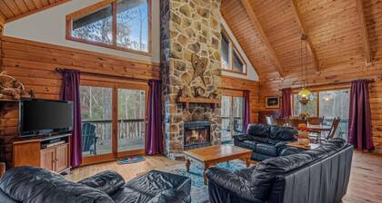 Lazy Bear Retreat - pet friendly, grill, wifi, fire pit, deck, hiking, fireplace