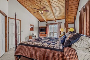 3 bedrooms, desk, free WiFi, bed sheets - Lazy Bear Retreat - pet friendly, grill, wifi, fire pit, deck, hiking, fireplace (Berkeley Springs)
