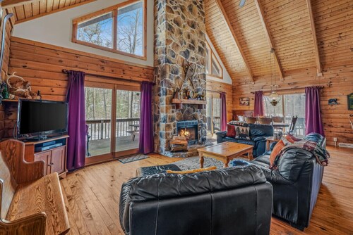 Lazy Bear Retreat - pet friendly, grill, wifi, fire pit, deck, hiking, fireplace